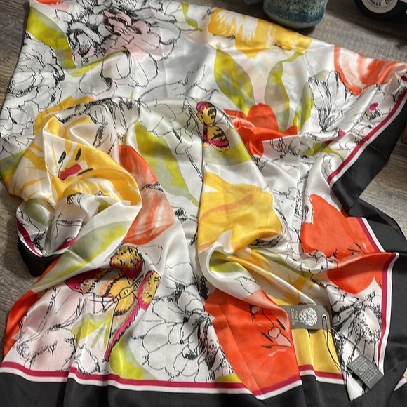 Vince Camuto Accessories - Vince Camuto square scarf 🧣